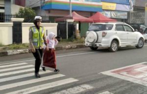 Selain Cantik, Polwan ini Juga Gemar Membantu Masyarakat