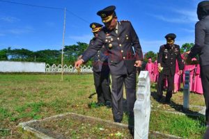 Usai Upacara, Kapolres Ziarah dan Tabur Bunga di TMP Martajaya Pasangkayu