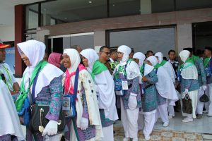 Bupati Mamuju Antar Jemaah Calon Haji Sampai Bandara Tampa Padang