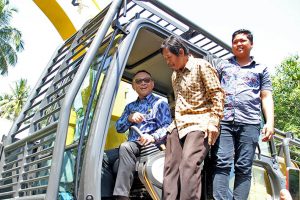 Pemkab Mamuju Serahkan Bantuan Excavator