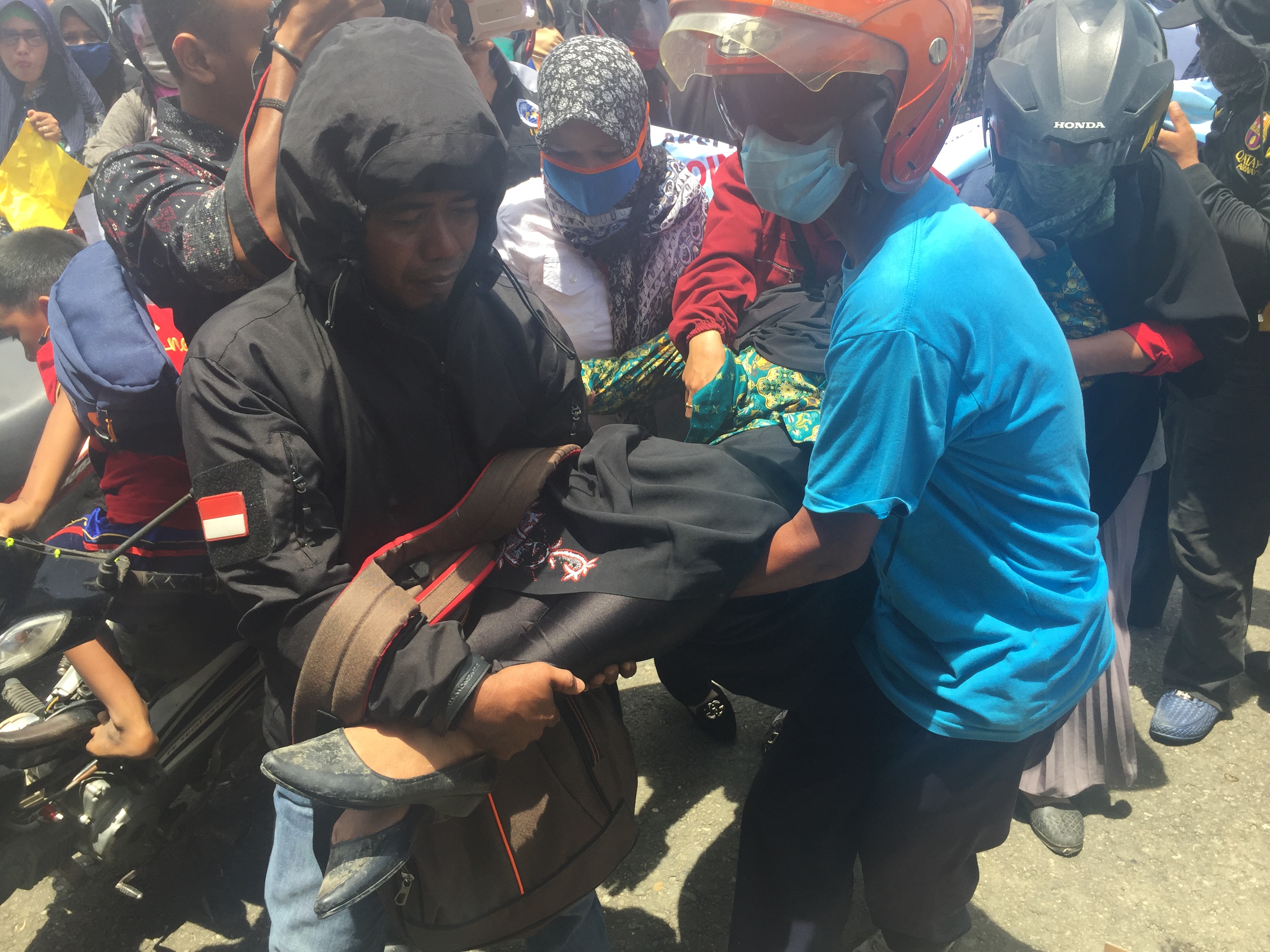 Tolak Pengangkatan CPNS, Honorer Pasangkayu Menangis Hingga Pingsan.