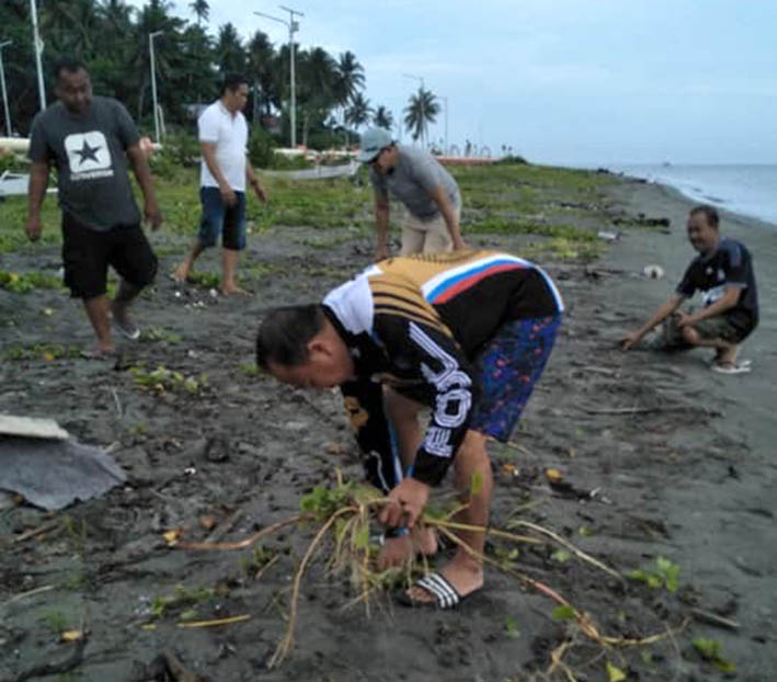 Bupati Turun Langsung Bersihkan Pantai Pasangkayu