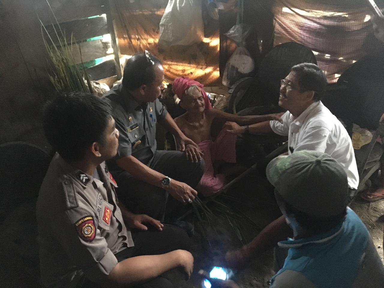 Bupati Pasangkayu Santuni Pasangan Lansia di Balanti