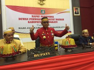 Berbaju Adat Bupati Hadiri Sidang Paripurna HUT ke 16 Pasangkayu