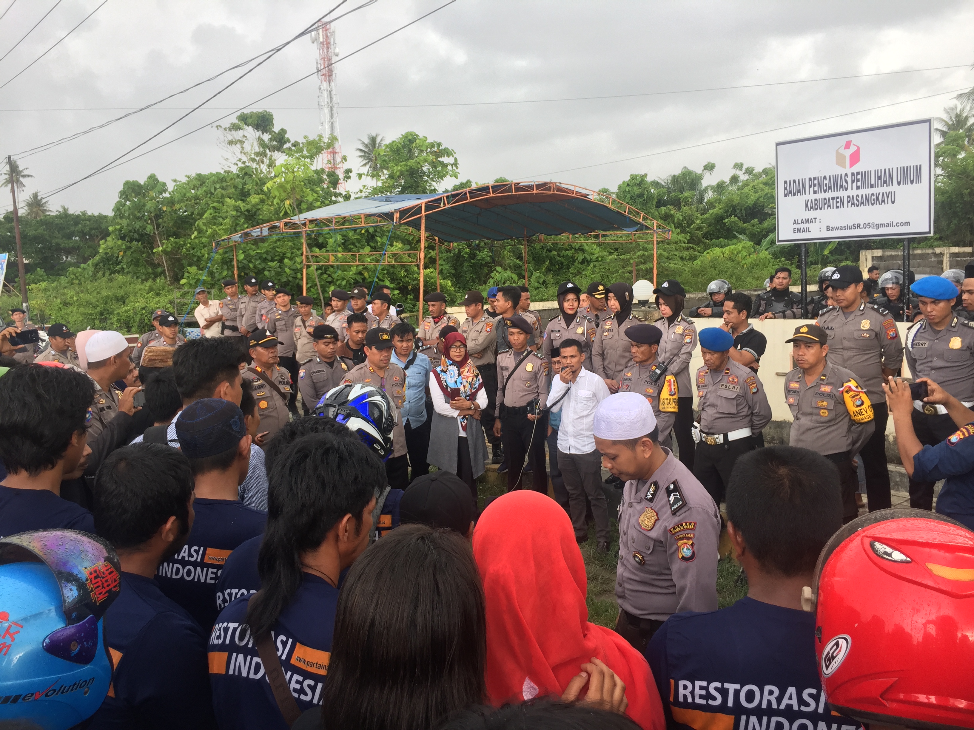 Massa Nasdem Demo Bawaslu Pasangkayu, Tuntut PSU