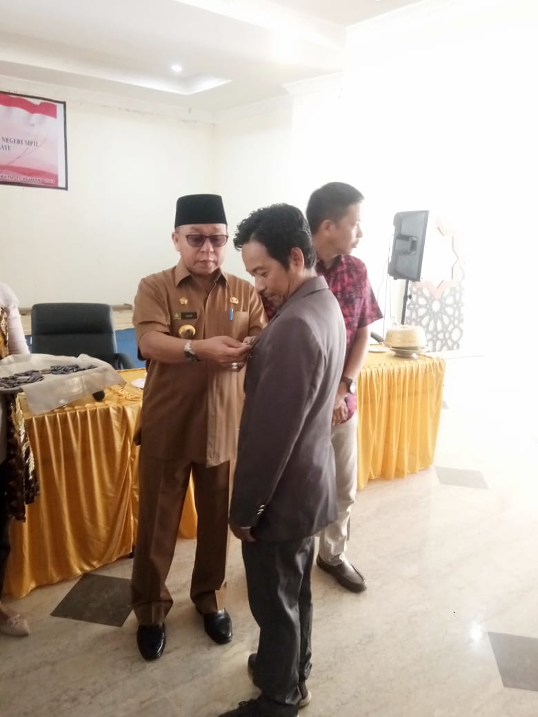 Bupati Pasangkayu Sematkan Penghargaan Pada 261 ASN