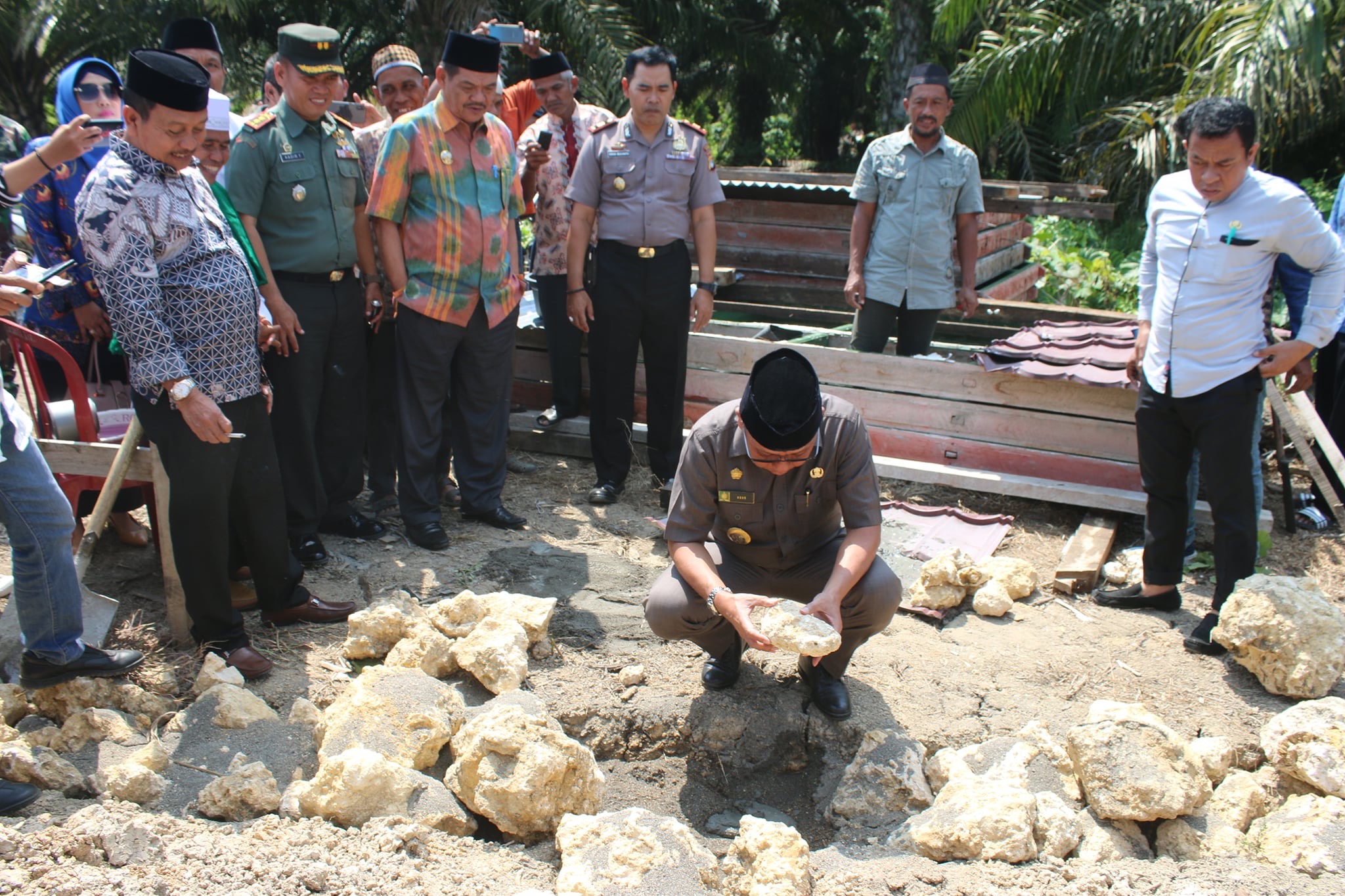 Bupati Pasangkayu Letakan Batu Pertama Pembangunan Pesantren di Ako.