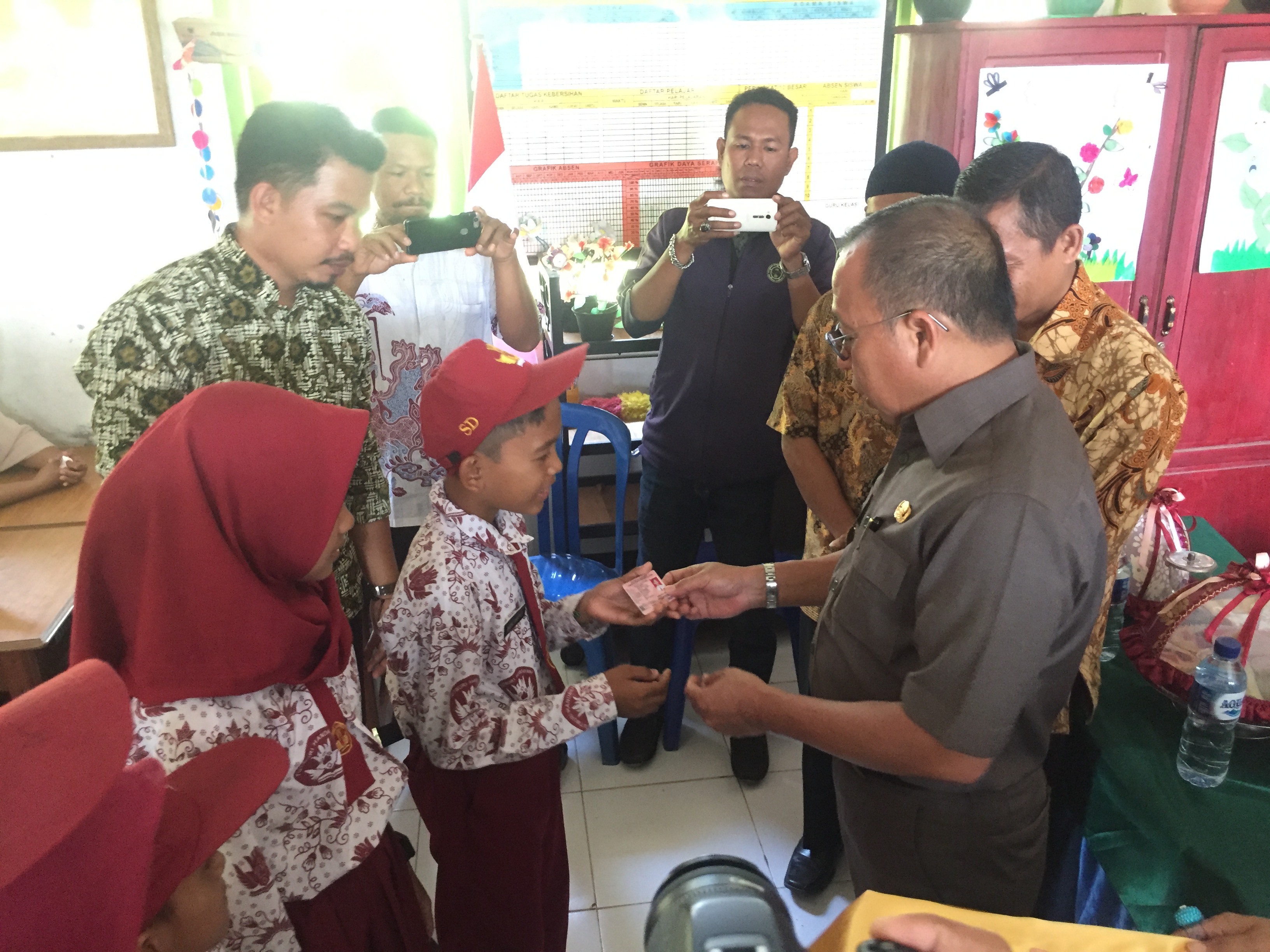 Bupati Pasangkayu Bagikan KIA ke Siswa SD Salumoni