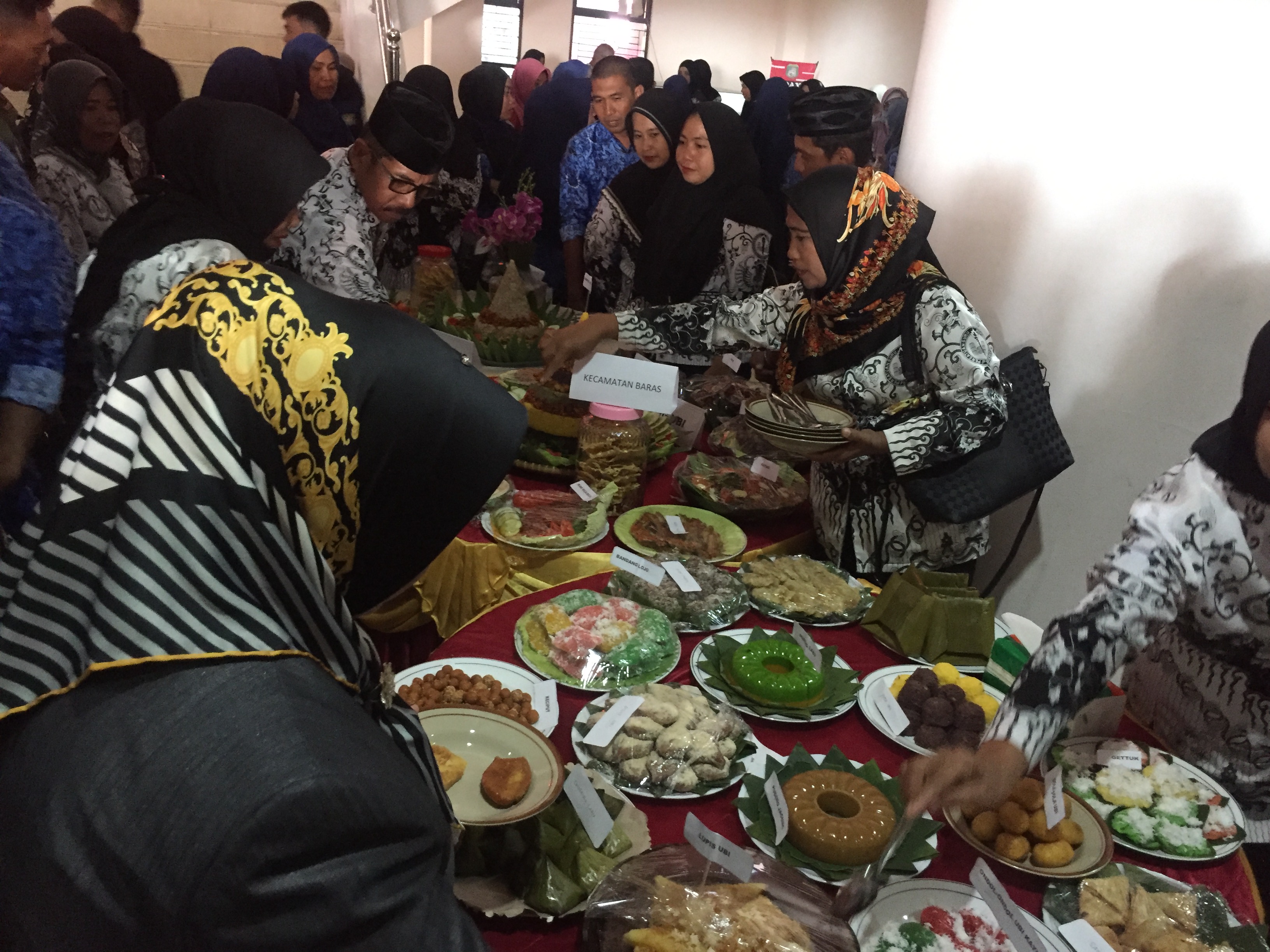 Peringati HGN ke 74, Guru di Pasangkayu Lomba Makanan Tradisional