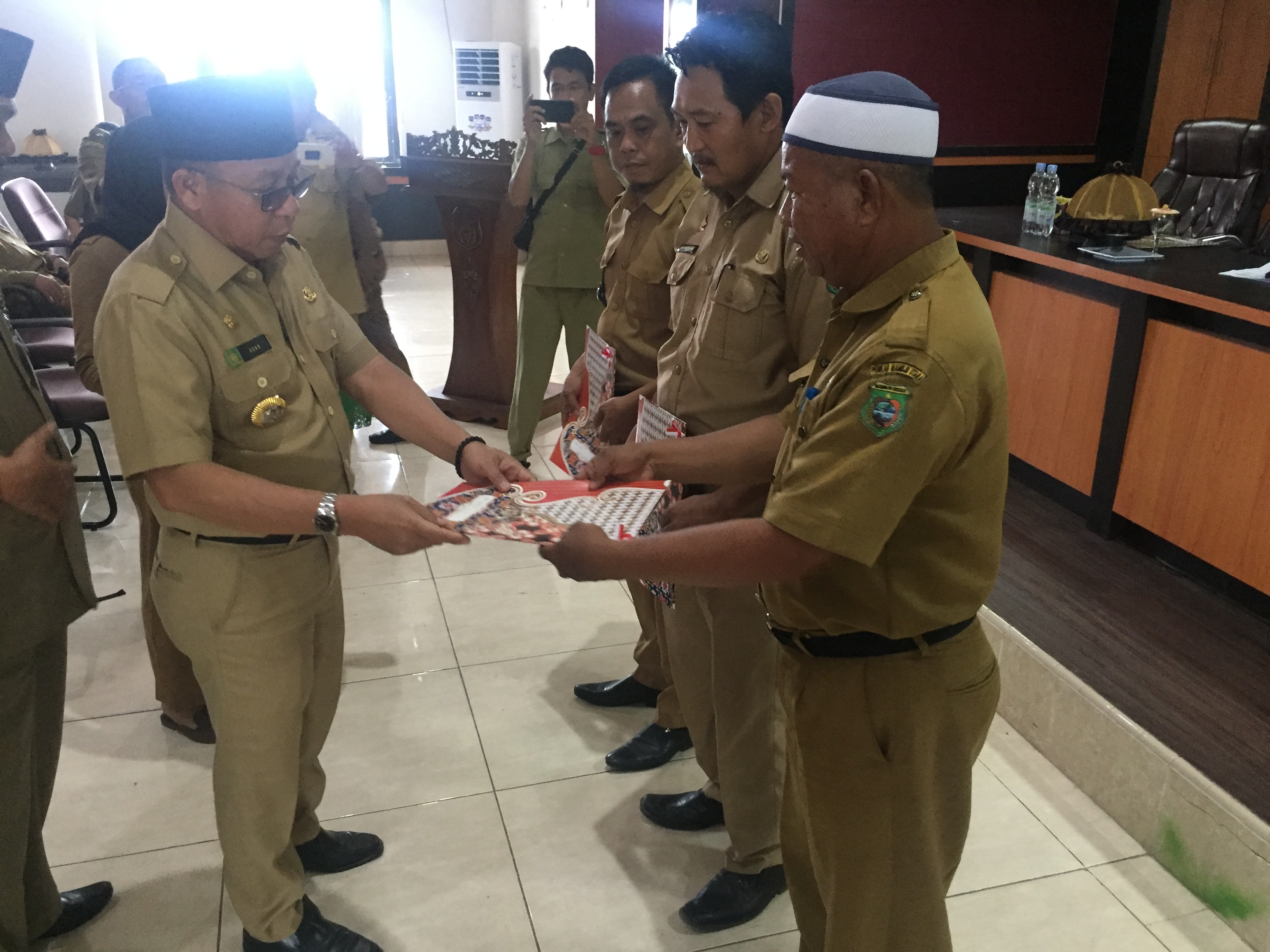 Bupati Pasangkayu Serahkan Pagu Anggaran Desa 2020