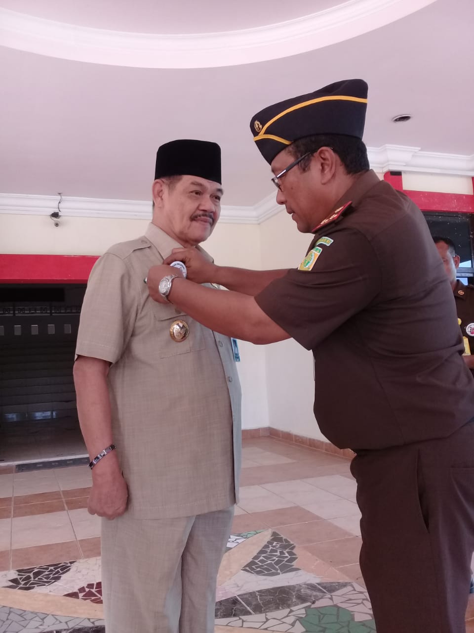 Peringati Hari Anti Korupsi, Kejari Pasangkayu Bagi-Bagi Pin-Sticker