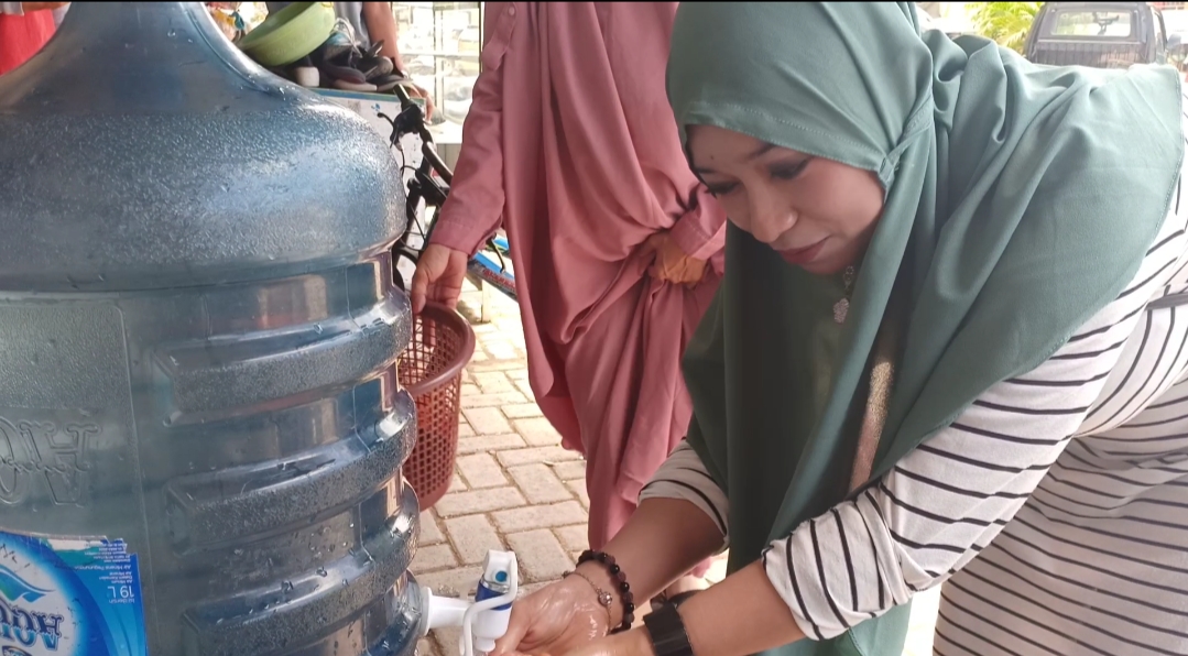 Tanggap Covid-19, Pemkab Mamuju Sediakan Fasilitas Cuci Tangan di Pasar