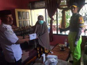 Kades Lariang Salurkan Bantuan APD ke Gugus Tugas