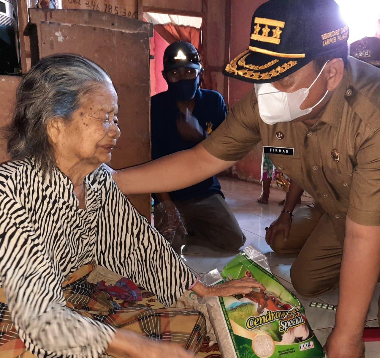 Tangis Haru Nenek Kurniadi Dikunjungi Sekkab Pasangkayu