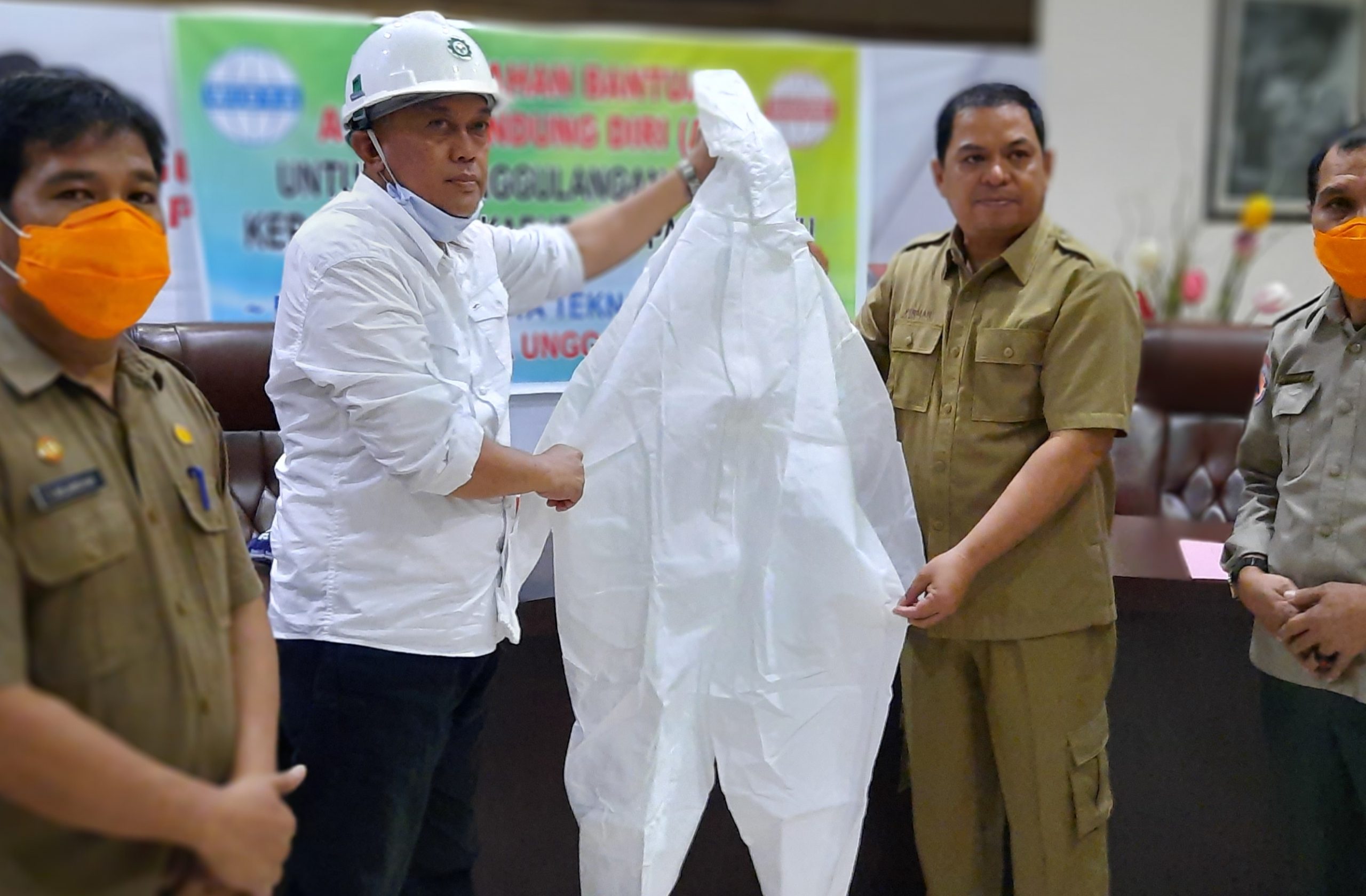 PT. Unggul Serahkan Bantuan APD ke Pemkab Pasangkayu