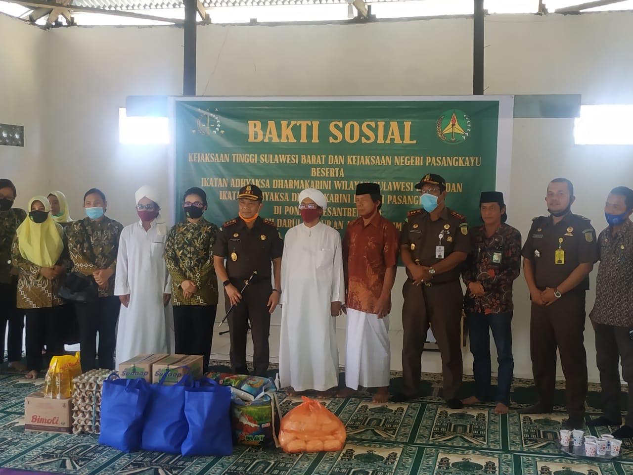 Bantuan Untuk Ponpes Dari Kajati dan Ketua IAD Sulbar