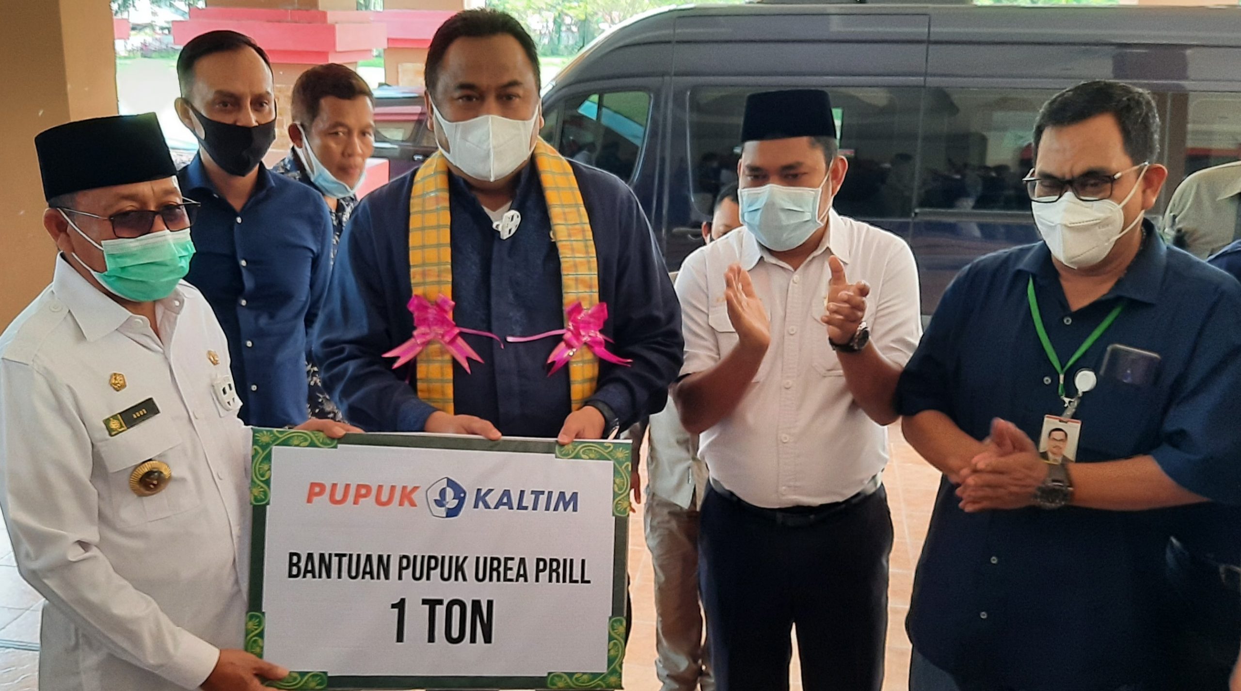 Wakil Ketua DPR RI Serahkan Bantuan Satu Ton Pupuk Urea ke Bupati Pasangkayu