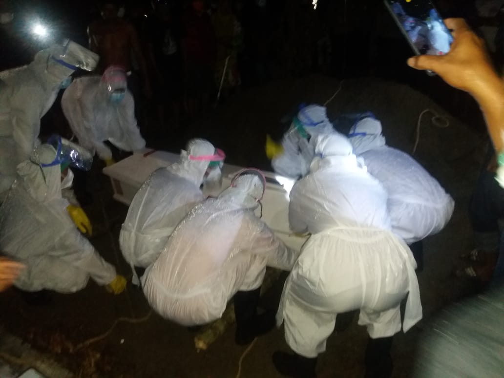 Terapkan Prokes, Pemakaman Warga Dapurang Dikawal Polisi