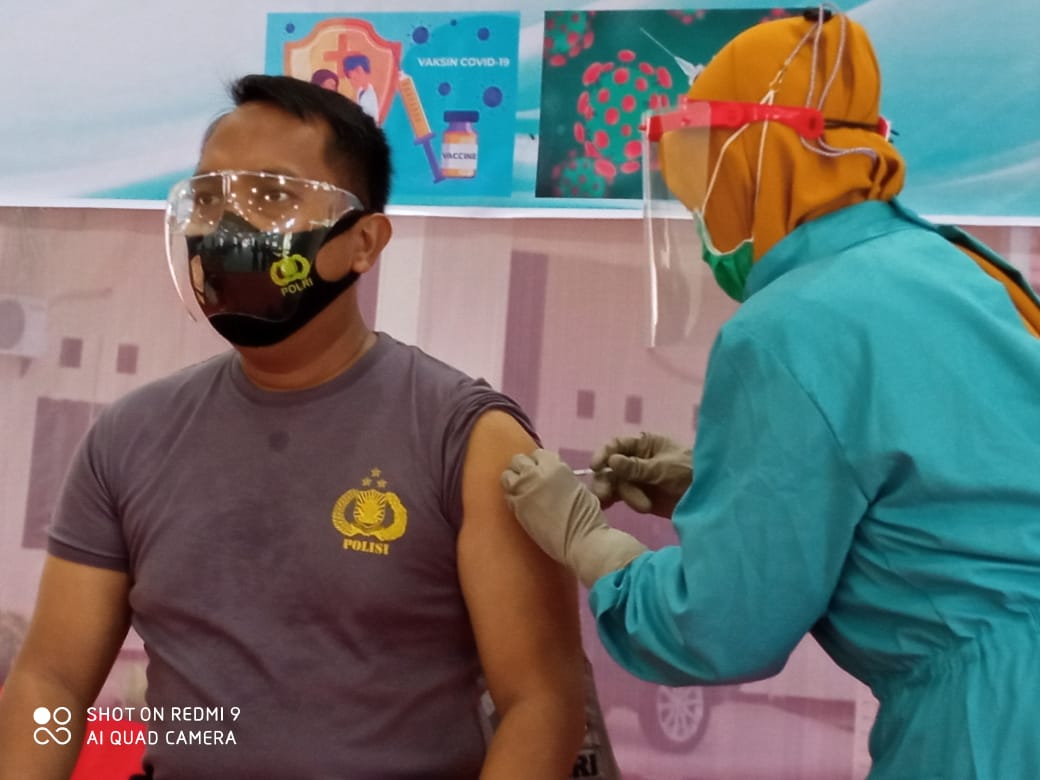 Waka Polres Pasangkayu dan Bhabinkamtibmas Divaksinasi