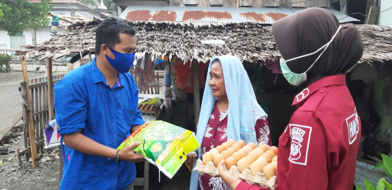 Bersama Wartawan, Polres Pasangkayu Berbagi ke Warga Miskin