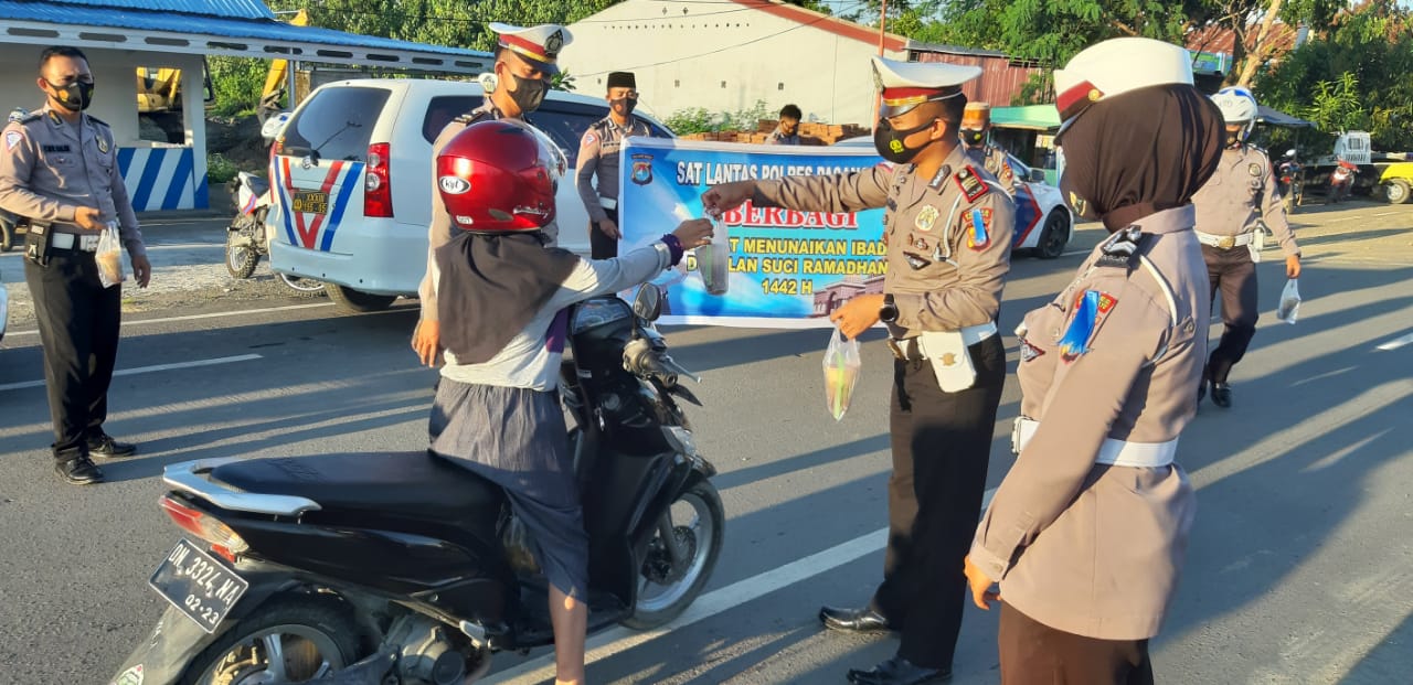 Sat Lantas Polres Pasangkayu Berbagi Takjil Kepengendara