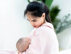 Ini Cara Bantu ASI Tetap Lancar bagi Ibu yang Berpuasa