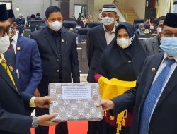 Pemkab Serahkan KUA-PPAS 2022- Pemkab-DPRD Pasangkayu Sepakati LPJ APBD 2020