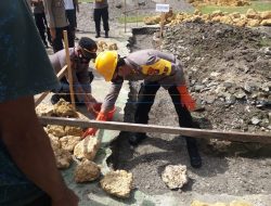Kapolres Meletakan Batu Pertama Pembangunan Musala Polsek Sarudu