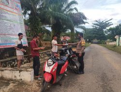 Bhabinkamtibmas Malei Bagi Masker- Ajak Warga Ikut Vaksinasi