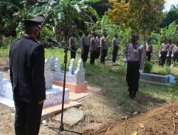 Kabag SDM Polres Pasangkayu Pimpin Pemakaman Briptu Halpi.