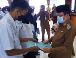 Bupati Pasangkayu Serahkan 142 SK PPPK