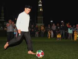 Nikmati Malam Minggu di Majalengka, Ridwan Kamil Bermain Bola dengan Anak-anak