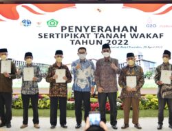 Gubernur Ridwan Kamil Serahkan 502 Sertifikat Tanah Wakaf untuk Masyarakat