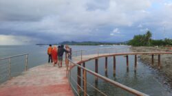 Terali Pengaman Rusak, Anjungan di Pantai Vovasanggayu Bahayakan Pengunjung
