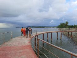 Terali Pengaman Rusak, Anjungan di Pantai Vovasanggayu Bahayakan Pengunjung