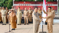 Pemprov Sulbar Serahkan 1.000 Bendera untuk Warga Bala-Balakang
