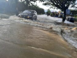 Banjir Ancam Putus Jalan Trans Sulawesi Desa Pajalele, Terjadi Penumpukan Kendaraan