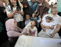Gubernur Ridwan Kamil Antar Arkana Imunisasi Polio ke Posyandu Waspada Potensi Penularan saat Lebaran