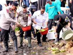Pj Gubernur Bersama Kapolda Sulbar Tebar Benih Kepiting di Mako Brimob