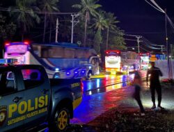 Dikepung Banjir, Polresta Mamuju Turun Kejalan Bantu Evakuasi Warga