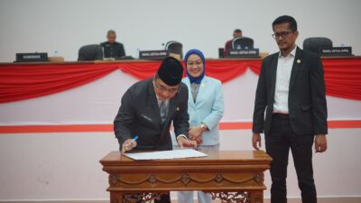 Pj Sekprov Amujib Hadiri Rapat Paripurna DPRD Sulbar, Bahas Tiga Agenda