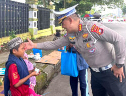 Ditlantas Polda Sulbar Berbagi Sembako dengan Masyarakat