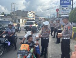 Ramadan Berbagi, Ditlantas Polda Sulbar Bagikan Takjil bagi Pengendara dan Warga Kurang Mampu