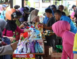 Warga Serbu Bazar Sembako Murah Polresta Mamuju, Ratusan Paket Ludes Terjual