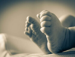 Warga Majene Digegerkan Penemuan Bayi Laki-laki di Depan Rumah Disertai Surat Wasiat