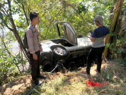 Diduga Sopir Mengantuk, Mobil Avanza Terjun ke Tebing di Pinggir Laut Tubo Sendana