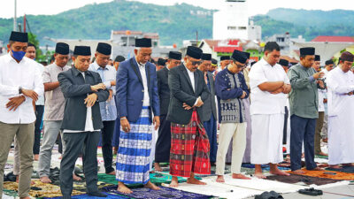 Gubernur dan Wagub Sulbar Salat Idul Adha di Anjungan Pantai Manakarra