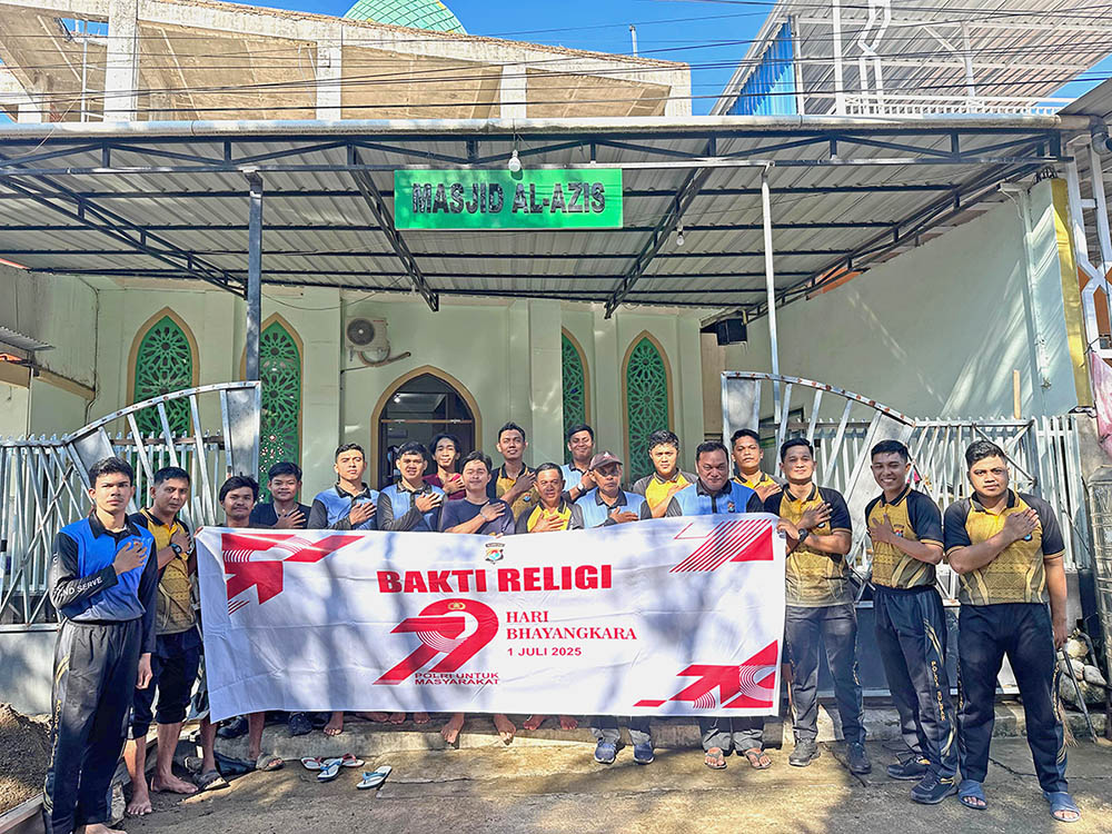 Polda Sulbar Gelar Bakti Religi: Bersama Warga Bersihkan Tempat Ibadah dan Pemakaman