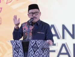 Gubernur Suhardi Duka Berikan Hadiah Umroh kepada Peserta Pawai Ta’aruf di Mamuju