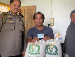Pastikan Bantuan Beras Tepat Sasaran, Bhabinkamtibmas Polsek Mamuju Kawal Hingga ke Rumah Warga